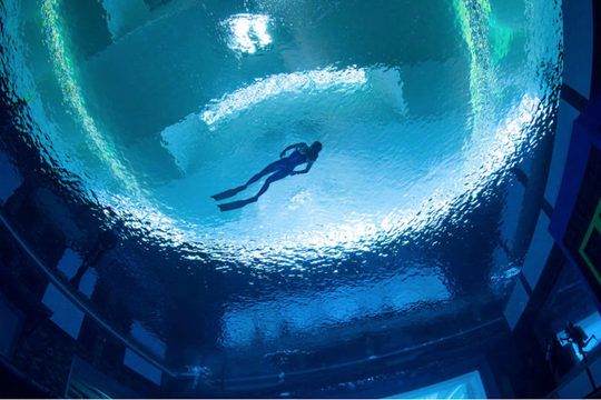 Deep Dive Dubai – Sự kỳ vĩ của hồ bơi sâu nhất thế giới 