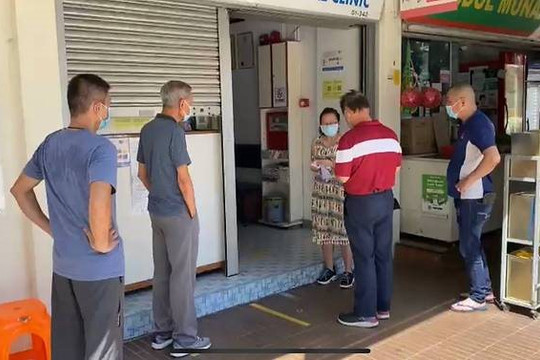 Người chích vắc xin của Trung Quốc bị phân biệt đối xử tại Singapore