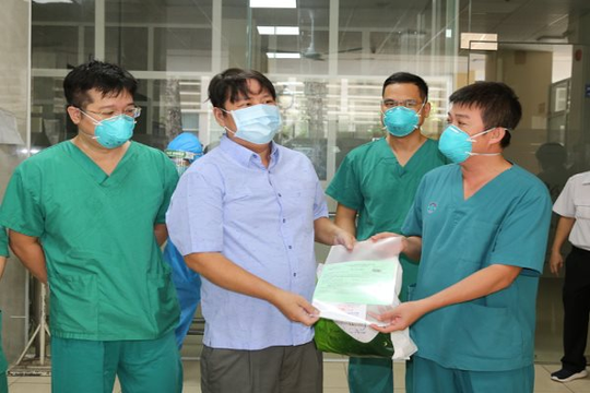 Cán bộ công an quận Tân Phú mắc COVID-19 nguy kịch đã xuất viện