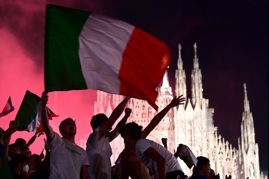 Người Ý đổ ra đường ăn mừng chiến thắng vô địch EURO 2020 
