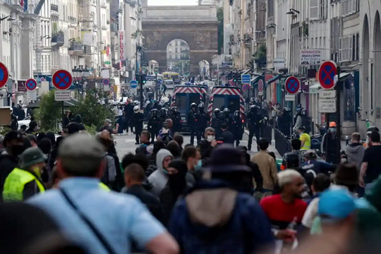 19.000 người Pháp biểu tình đúng Quốc khánh để phản đối hạn chế phòng dịch COVID-19 