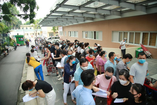 Bí thư Hà Nội yêu cầu dừng ngay việc tiêm vắc xin COVID-19 ở Bệnh viện E