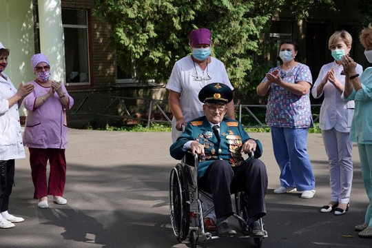 Cựu chiến binh Nga 102 tuổi chia sẻ bí quyết giúp hồi phục kỳ diệu sau khi mắc COVID-19