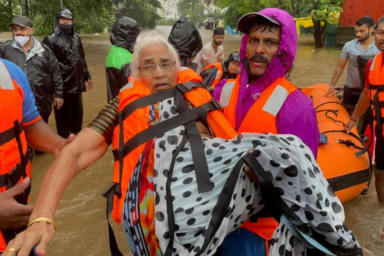 Giữa dịch COVID-19, mưa lớn tại Ấn Độ khiến 110 người thiệt mạng 