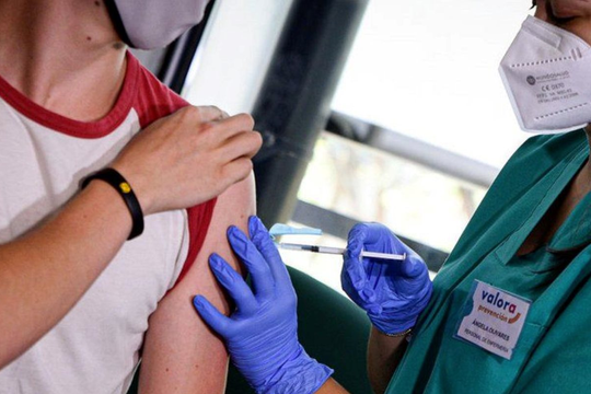 EU phê chuẩn tiêm vắc xin Moderna cho trẻ em từ 12 tuổi 