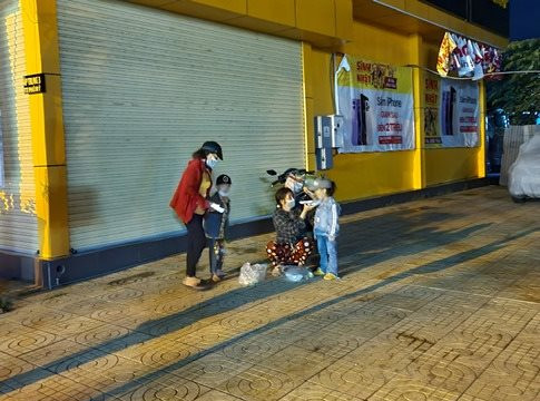 CSGT An Giang chẳng những không xử phạt mà còn giúp đỡ nhóm phụ nữ, trẻ em về nhà trong đêm 