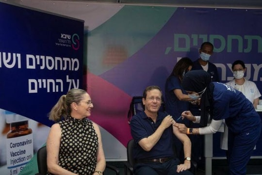 Vợ chồng Tổng thống Israel được tiêm liều vắc xin Pfizer thứ 3: Hiệu quả chống biến thể Delta ra sao?