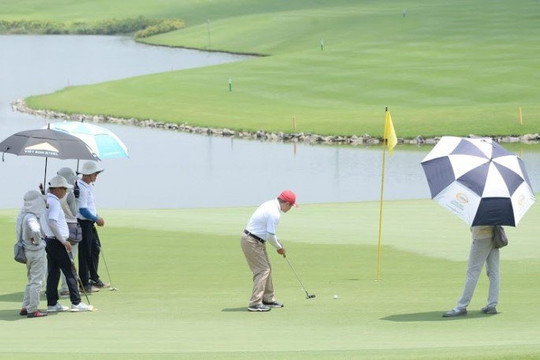 Bình Định đình chỉ công tác 30 ngày đối với Giám đốc Sở Du lịch chơi golf giữa dịch