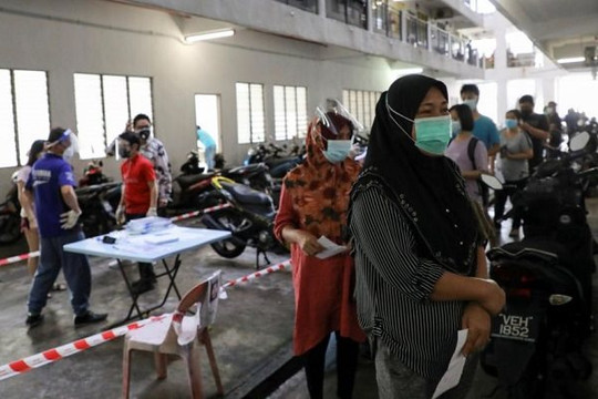 Malaysia không dựa vào số ca nhiễm COVID-19 hằng ngày để mở cửa trở lại