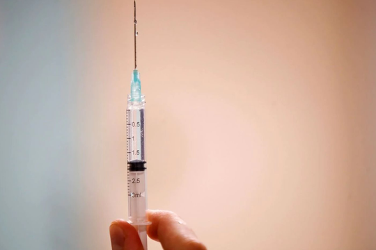 Các nước giàu đang nỗ lực tiêm mũi vắc xin tăng cường 
