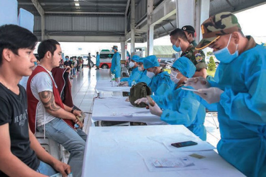 Hơn 50% dân đã nhận vắc xin, Campuchia tiêm liều thứ 3 cho 40.000 người ở 7 tỉnh gần Thái Lan