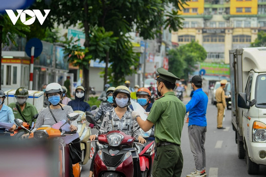 Hà Nội bỏ yêu cầu người dân xuất trình giấy đi đường có xác nhận của UBND phường
