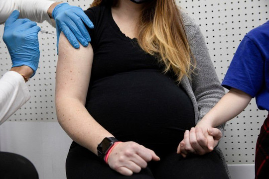 CDC Mỹ: Phụ nữ mang thai, cho con bú, định có con nên tiêm vắc xin COVID-19
