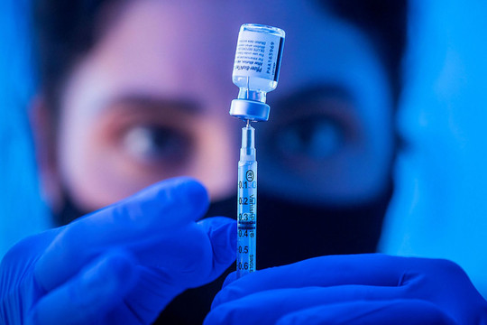 Moderna, Pfizer kiếm hàng tỉ USD từ vắc xin COVID-19 tăng cường, còn cao hơn nếu được dùng như vắc xin cúm