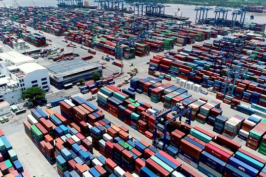 VCCI góp ý về giải pháp tháo gỡ ùn tắc hàng hóa tại cảng biển