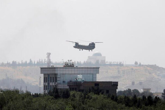 Máy bay trực thăng Mỹ xuất hiện trên nóc nhà Đại sứ quán sơ tán công dân