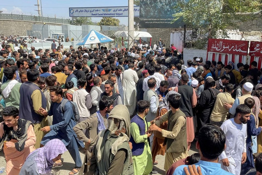 Hàng ngàn người Afghanistan sợ bị Taliban hại đổ xô đến sân bay Kabul, các cuộc sơ tán của Mỹ đình trệ