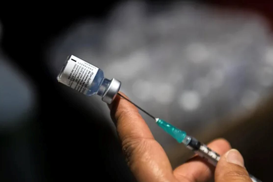 CEO Pfizer nêu hiệu quả chống chủng Delta vượt trội của liều vắc xin thứ 3, đề xuất tiêm cho mọi người