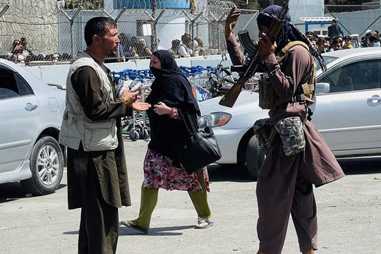 Chiến binh Taliban chặn người dân đến sân bay Kabul
