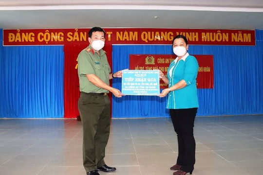 Công an An Giang tặng 15 tấn lương thực cho người dân tỉnh Trà Vinh