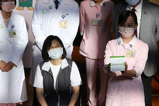 Mặc đảng đối lập phản đối vắc xin COVID-19 đầu tiên của Đài Loan, bà Thái Anh Văn tiêm mũi đầu tiên