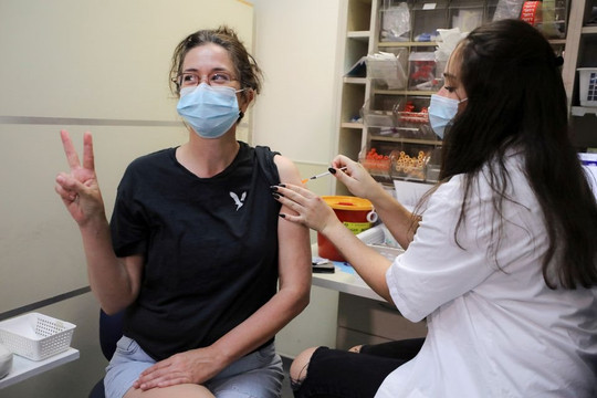 Chiến dịch tiêm liều vắc xin Pfizer thứ 3 giúp Israel giảm ca mắc COVID-19 và bệnh nặng do chủng Delta
