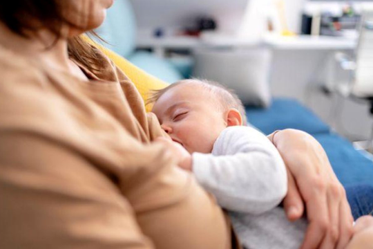 Sữa của người mẹ được tiêm vắc xin mRNA có kháng thể cao bảo vệ trẻ sơ sinh  