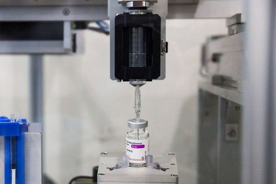 Hệ thống robot rút vắc xin AstraZeneca chính xác, tăng từ 10 lên 12 liều/lọ, dân thêm cơ hội được tiêm 