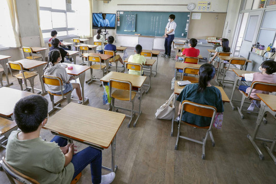 Nhật Bản tính việc hoãn khai giảng do lo ngại bùng phát COVID-19 từ học đường