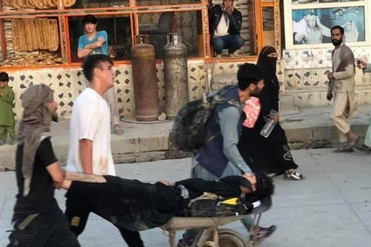 Vụ đánh bom sân bay Kabul qua lời kể của người sống sót