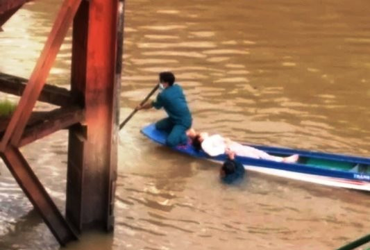 Dân quân nhảy sông cứu người phụ nữ mang thai tự tử