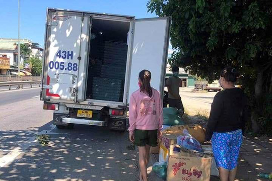 Thừa Thiên - Huế: Tài xế bị phạt 7,5 triệu đồng vì dừng xe nhận hàng