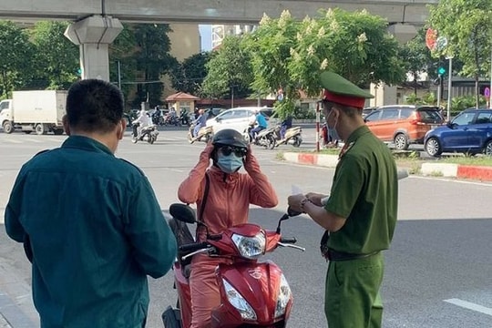 Trong 1 ngày, Hà Nội xử phạt gần 700 vụ ra ngoài không cần thiết, thu 1 tỉ đồng
