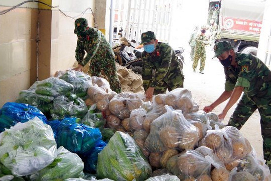 Quân khu 9 tặng 50 tấn rau củ quả cho TP.HCM chống dịch