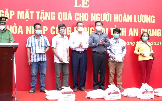 Tặng quà cho người hoàn lương tái hòa nhập cộng đồng ở An Giang