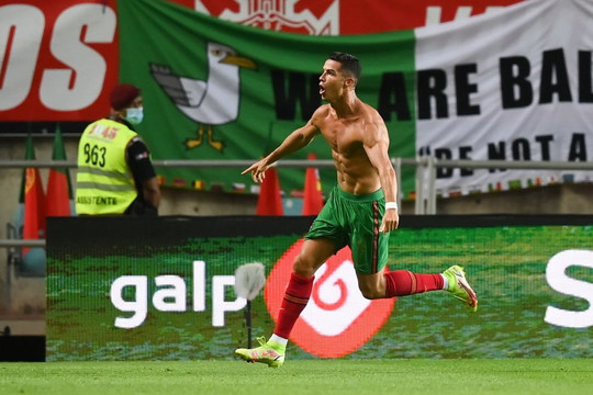 Clip 111 bàn thắng cho tuyển Bồ Đào Nha đưa Ronaldo vào lịch sử thế giới