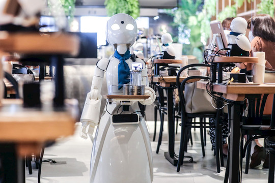 Người khuyết tật ngồi nhà điều khiển robot phục vụ cà phê cho khách ở quán