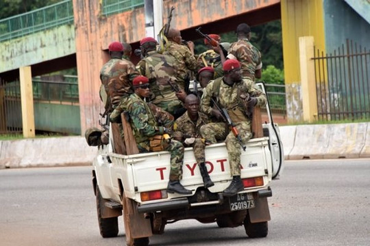 Quân đội Guinea lật đổ Tổng thống