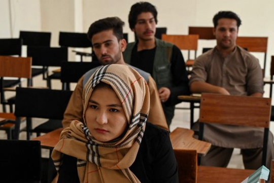 Kì quái những lớp học bị ngăn đôi tại Afghanistan