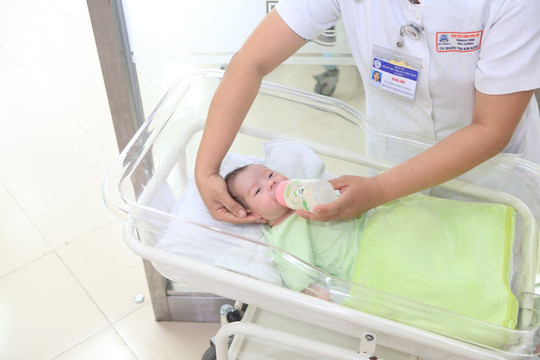 Bệnh viện T.Ư Huế cứu sống cả 2 mẹ con sản phụ mắc COVID-19