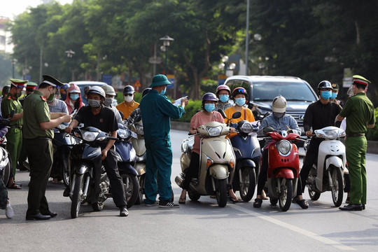 Thủ tướng yêu cầu Hà Nội điều chỉnh về giấy đi đường, tránh để ùn tắc giao thông