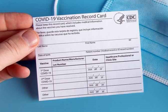 2 cảnh sát và 1 binh sĩ Mỹ từ chức vì làm giả thẻ tiêm vắc xin COVID-19
