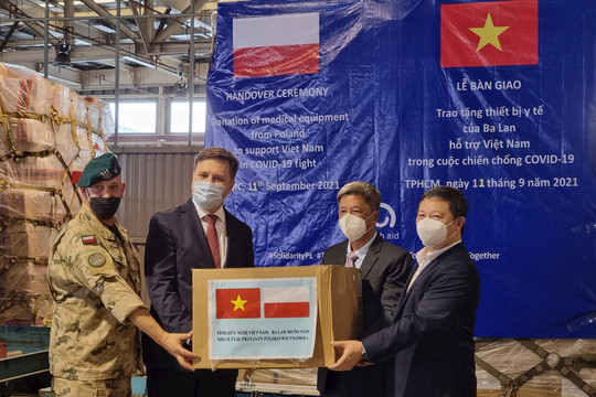Ba Lan viện trợ trang thiết bị y tế phòng chống dịch COVID-19 cho Việt Nam