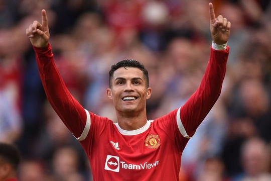 Ronaldo hé lộ 2 điều bất ngờ ở trận ra mắt Man United như mơ, huyền thoại bóng đá Anh nể phục