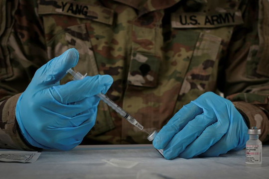 Hơn 353.000 nhân viên Bộ Quốc phòng Mỹ mắc COVID-19, binh sĩ từ chối tiêm vắc xin có thể bị cách chức