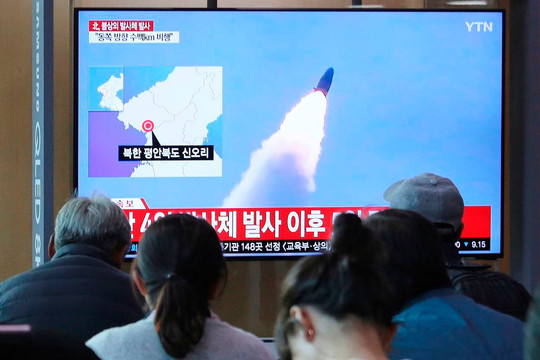 Triều Tiên bắn đạn thử sang biển Nhật Bản khi Ngoại trưởng Trung Quốc đang ở Hàn Quốc