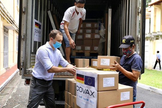 Hơn 850.000 liều vắc xin AstraZeneca Đức hỗ trợ về đến Việt Nam