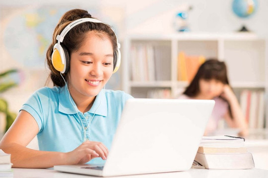 Trợ giúp máy tính, cước internet cho học sinh hoàn cảnh khó khăn học trực tuyến