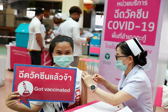 Thái Lan tiêm vắc xin COVID-19 dưới da: '1 liều dùng cho 4-5 người, tạo đáp ứng miễn dịch tương tự'