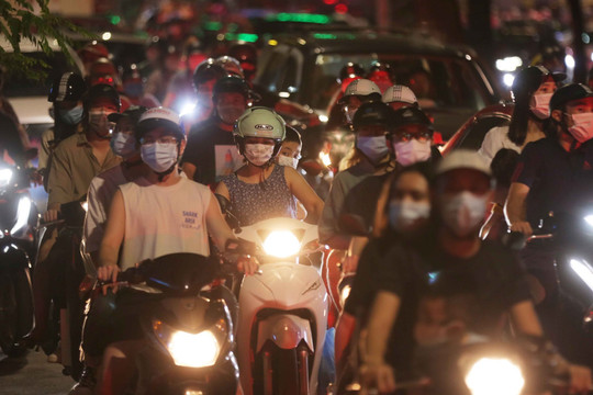 Hà Nội: Người người đi chơi đêm Trung Thu, đường phố trung tâm kẹt cứng
